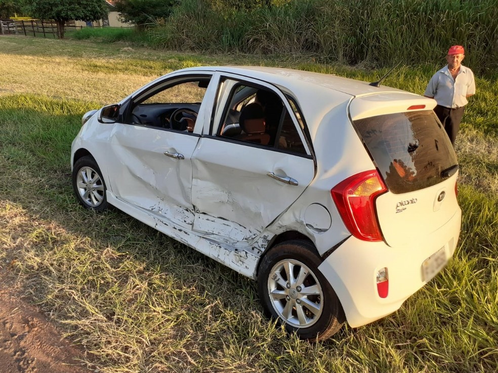 Batida entre carros deixou feridos em rodovia de Tupã (SP) — Foto: Corpo de Bombeiros/Divulgação