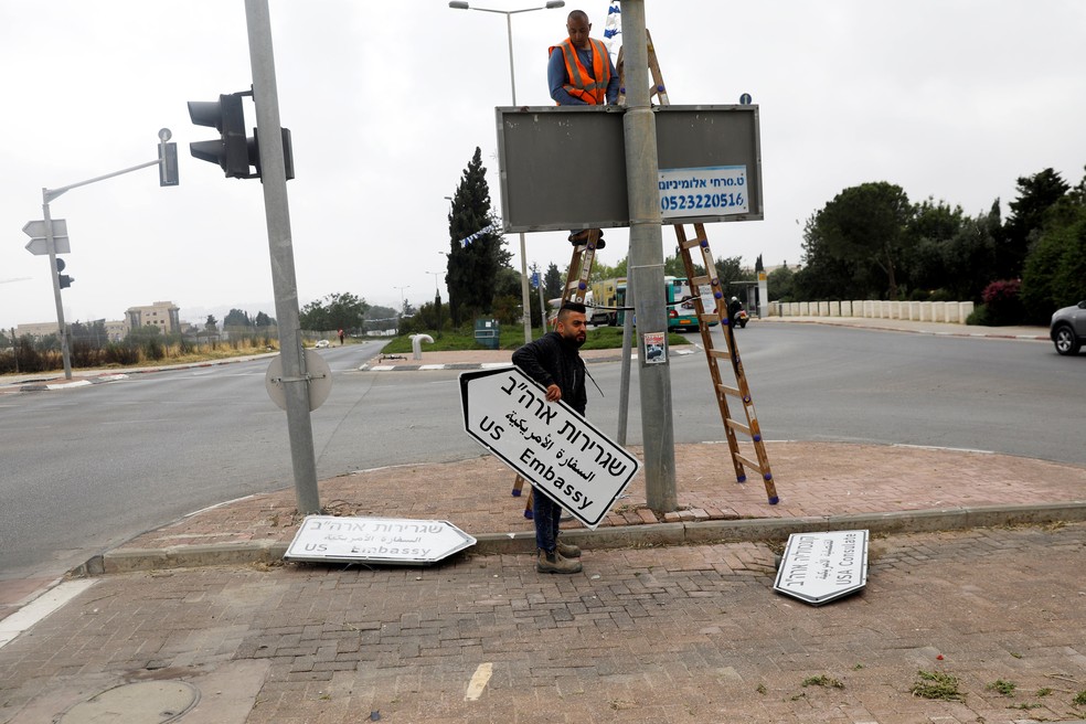 Funcion&aacute;rios instalam placa que indica embaixada dos EUA em Jerusal&eacute;m (Foto: Ronen Zvulun/Reuters)