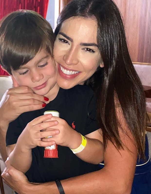 Adriana Sant'Anna com o filho, Rodrigo (Foto: Reprodução/Instagram)