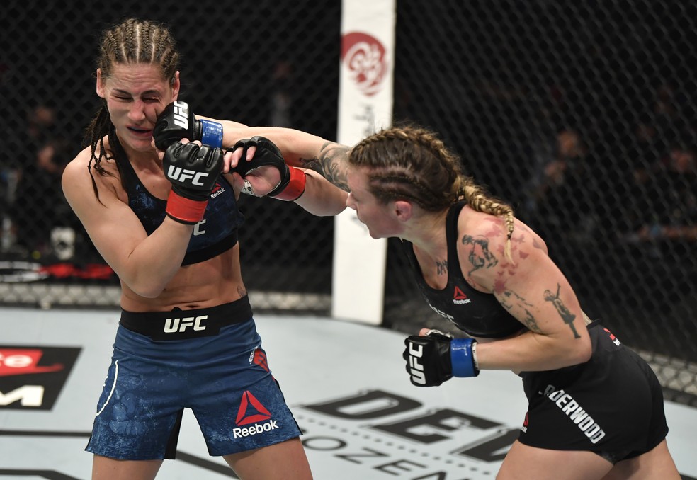 Joanne Calderwood golpeia Jessica Eye na sua vitória no UFC 257 — Foto: Getty Images