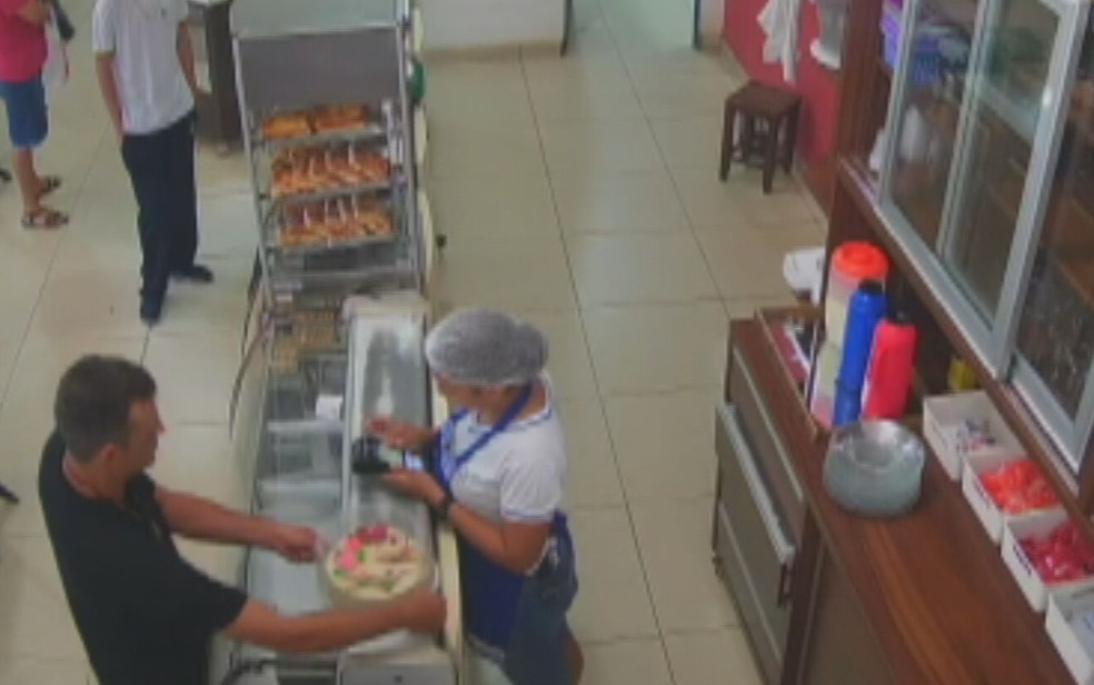 Homem filmado praticando o golpe da maquininha, em Minaçu, Goiás — Foto: Reprodução/TV Annhanguera