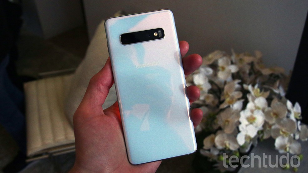 Galaxy S10 brasileiro é equipado com o processador Exynos 9820; Memória RAM é de 8 GB — Foto: Thássius Veloso/TechTudo