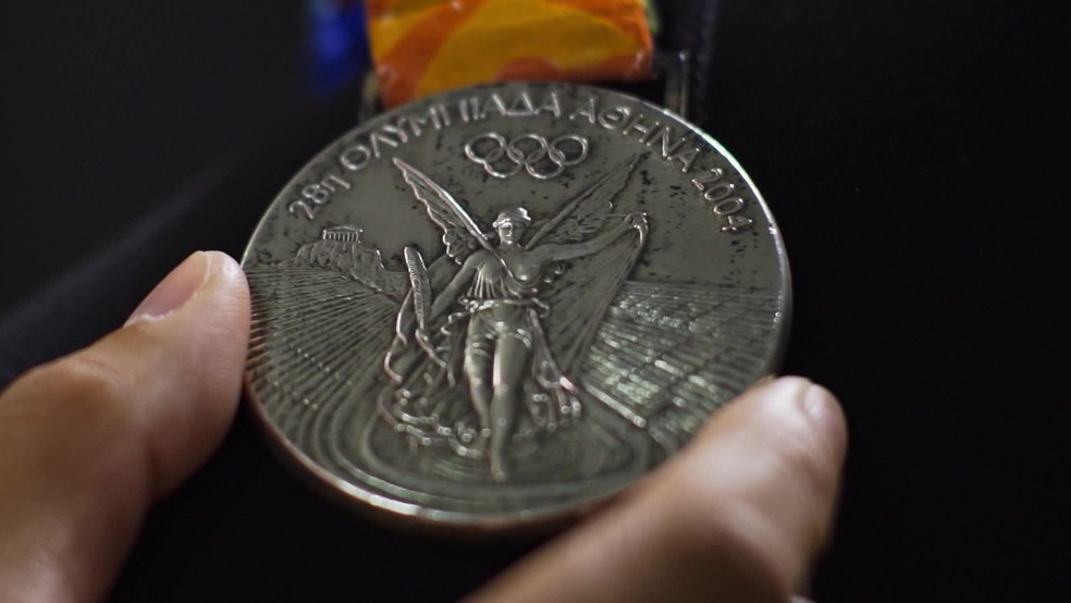 Medalha de prata de Cristiane, das Olimpíadas de Atenas, em 2004 — Foto: Reprodução / Globo