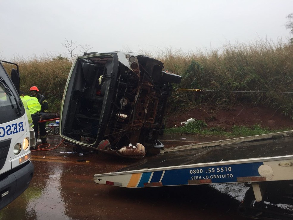 Veículo tombou na rodovia e chovia bastante no momento do acidente (Foto: Gustavo Lago / TV TEM )