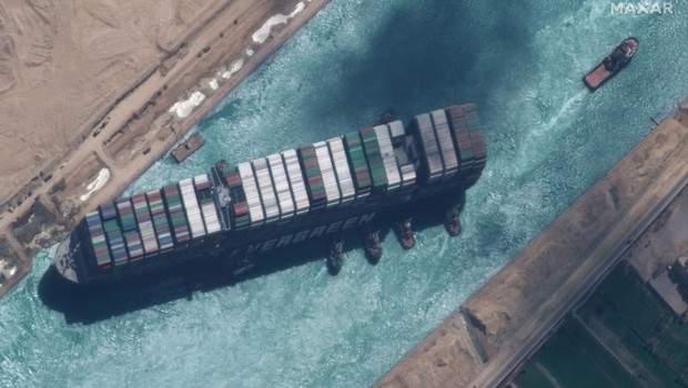 Ever Given, navio que encalhou no Canal de Suez, no Egito, causando bloqueio do tráfego (Foto: Getty Images)