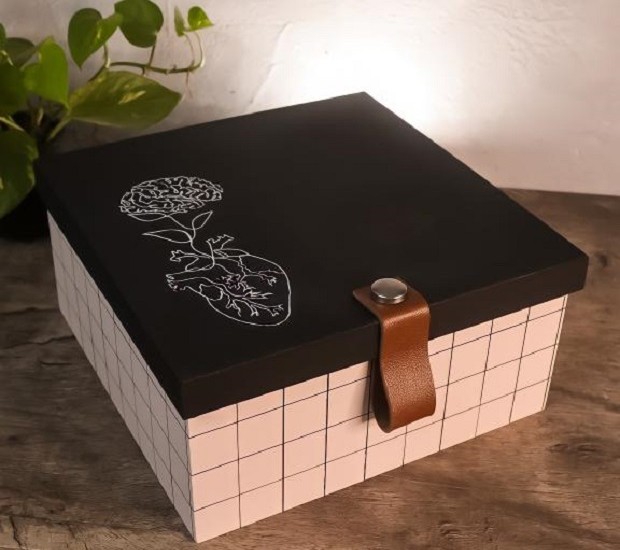 Aprenda a montar uma caixa personalizada para dar de presente no Dia dos Namorados (Foto: Adeilton Nunes / Divulgação)