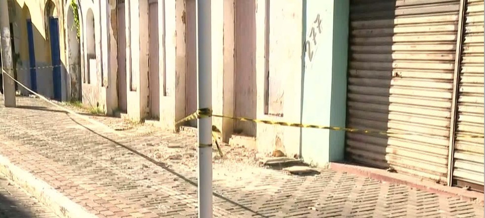 Casarão corre o risco de desabar em Floriano e pedaços da estrutura estão se soltando — Foto: Reprodução/TV Clube