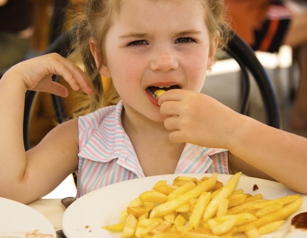 Criança comendo batata frita (Foto: Thinkstock)