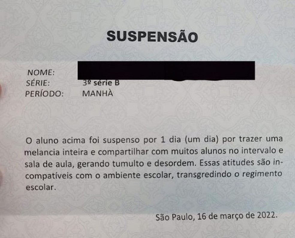 Colégio da Penha, na Zona Leste de São Paulo, suspende aluno por levar melancia para a escola.  — Foto: Reprodução/Twitter