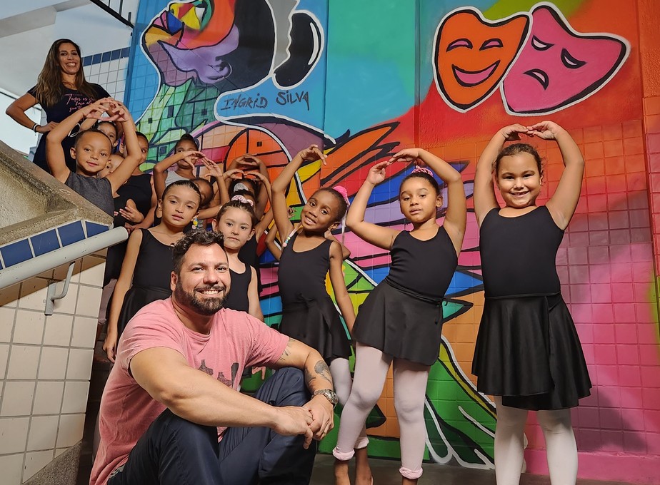 Grafite. Trancoso com alunas  de dança do Núcleo de Artes  Nise da Silveira, em Higienópolis