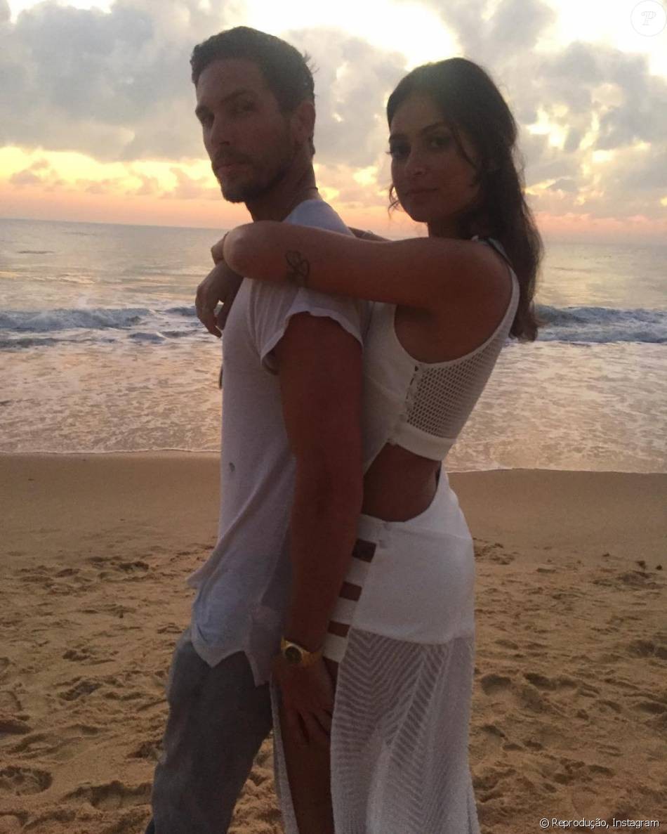 Thaila Ayala posa abraçada a Adam Senn na praia e ganha declaração: 'Bênção' (Foto: Reprodução/Instagram)