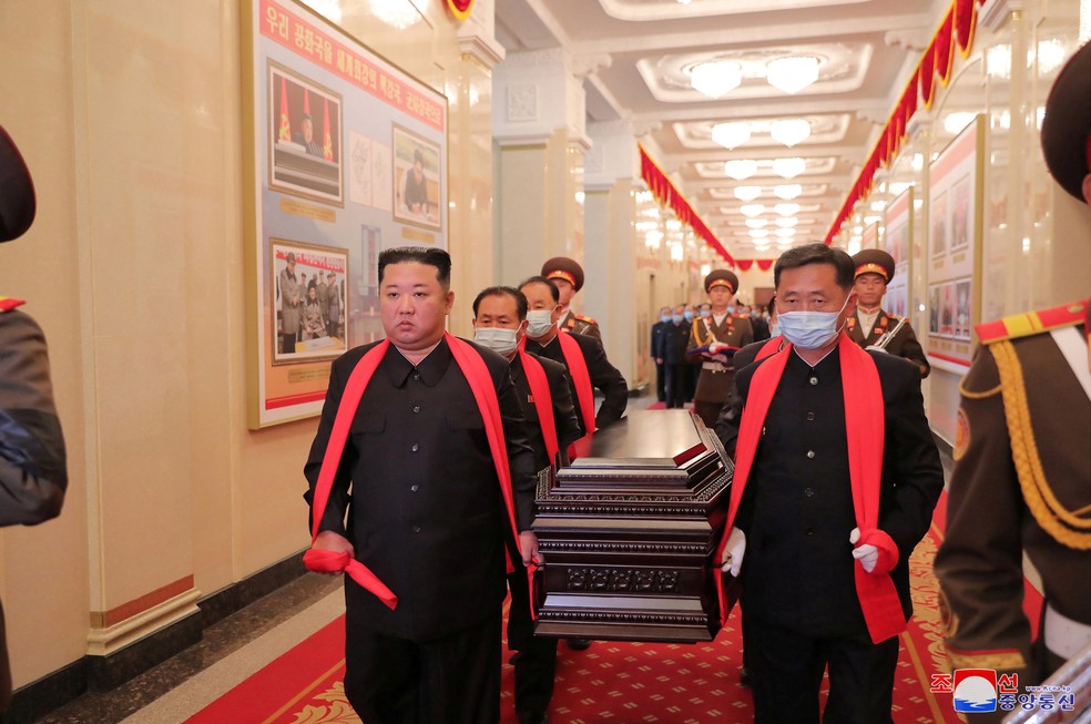 Chefe da Coreia do Norte, Kim Jong Un, durante cerimônia de funeral do Marechal Hyon Chol Hae — Foto: KCNA via REUTERS 