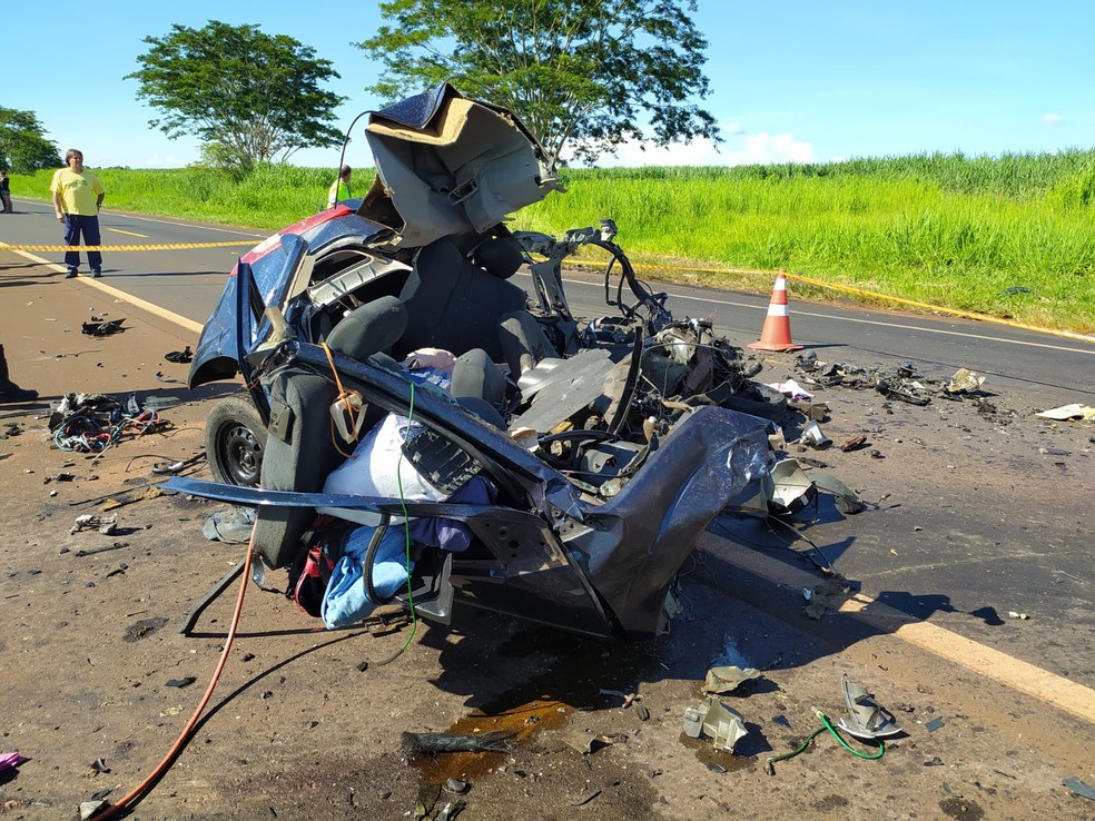 Homem morre após acidente entre carro e caminhão no interior de SP — Foto: Polícia Militar Rodoviária