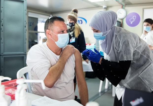 Vacinação em Haifa, Israel (Foto: Getty Images)
