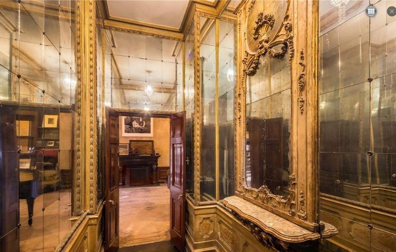 Banheiro coberto de espelhos (Foto: Reprodução)