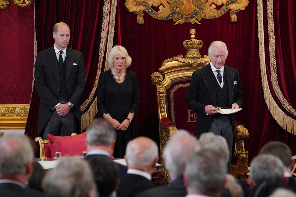 O príncipe William, a rainha consorte Camilla e rei Carlos III durante o Conselho de Adesão no Palácio de St James, em Londres. — Foto: Jonathan Brady / Pool / via AP Photo