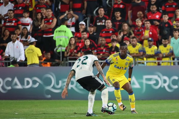 Após perder espaço, Vinicius Júnior aponta maturidade em nova chance no Fla