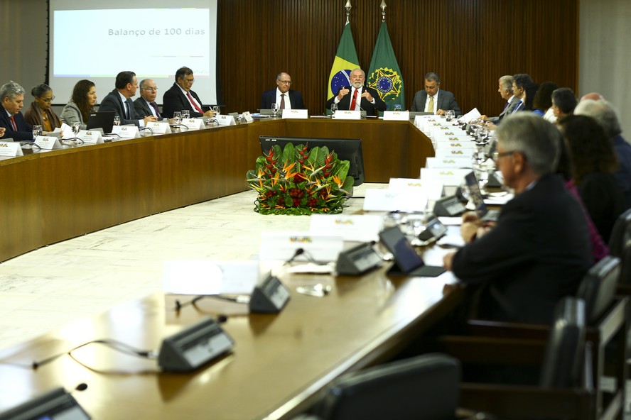 O presidente Lula (ao centro) em reunião com sua equipe ministerial. Pesquisa indica que Haddad é o melhor avaliado por deputados