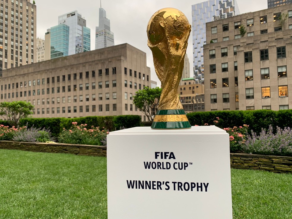 Troféu da Copa do Mundo é exibido em cerimônia do anúncio das sedes do Mundial de 2026, em Nova York — Foto: Camilo Pinheiro Machado
