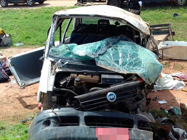 Batida entre carro e van deixa 3 mortos e 9 feridos na Bahia (Foto: Blog do Sigi Vilares)