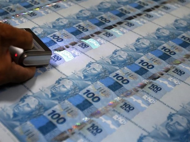 Notas de R$ 100 recém impressas na Casa da Moeda, no Rio de Janeiro. (Foto: Reuters/Sergio Moraes)