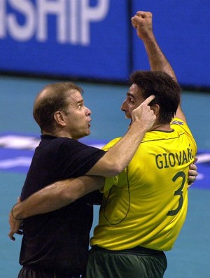 Bernardinho e Giovane Mundial de vôlei 2002 (Foto: Divulgação /FIVB)