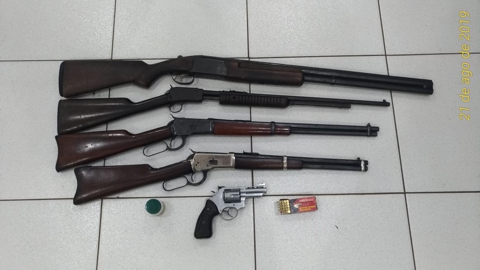 Armas encontradas na casa de suspeito de violência doméstica em MS — Foto: Polícia Civil/Divulgação