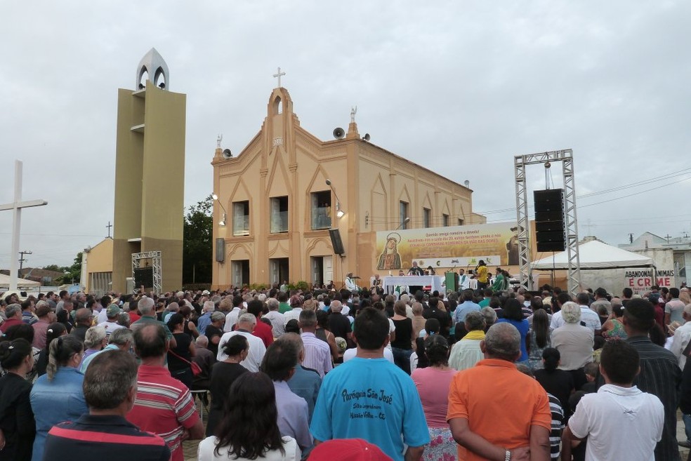 Capela do Socorro, na cidade de Juazeiro do Norte, abriga o túmulo de Padre Cícero e um cenotáfio da beata Maria; local recebe visitas de centenas de milhares de fiéis todos os anos — Foto: TV Verdes Mares/Reprodução