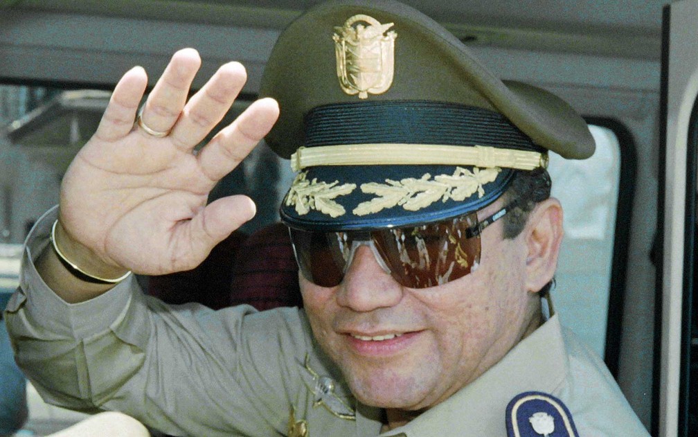 Imagem de agosto de 1989, Noriega acena pouco antes de ser deposto no Panamá (Foto: Arquivo / Manoocher Deghati / AFP Photo)