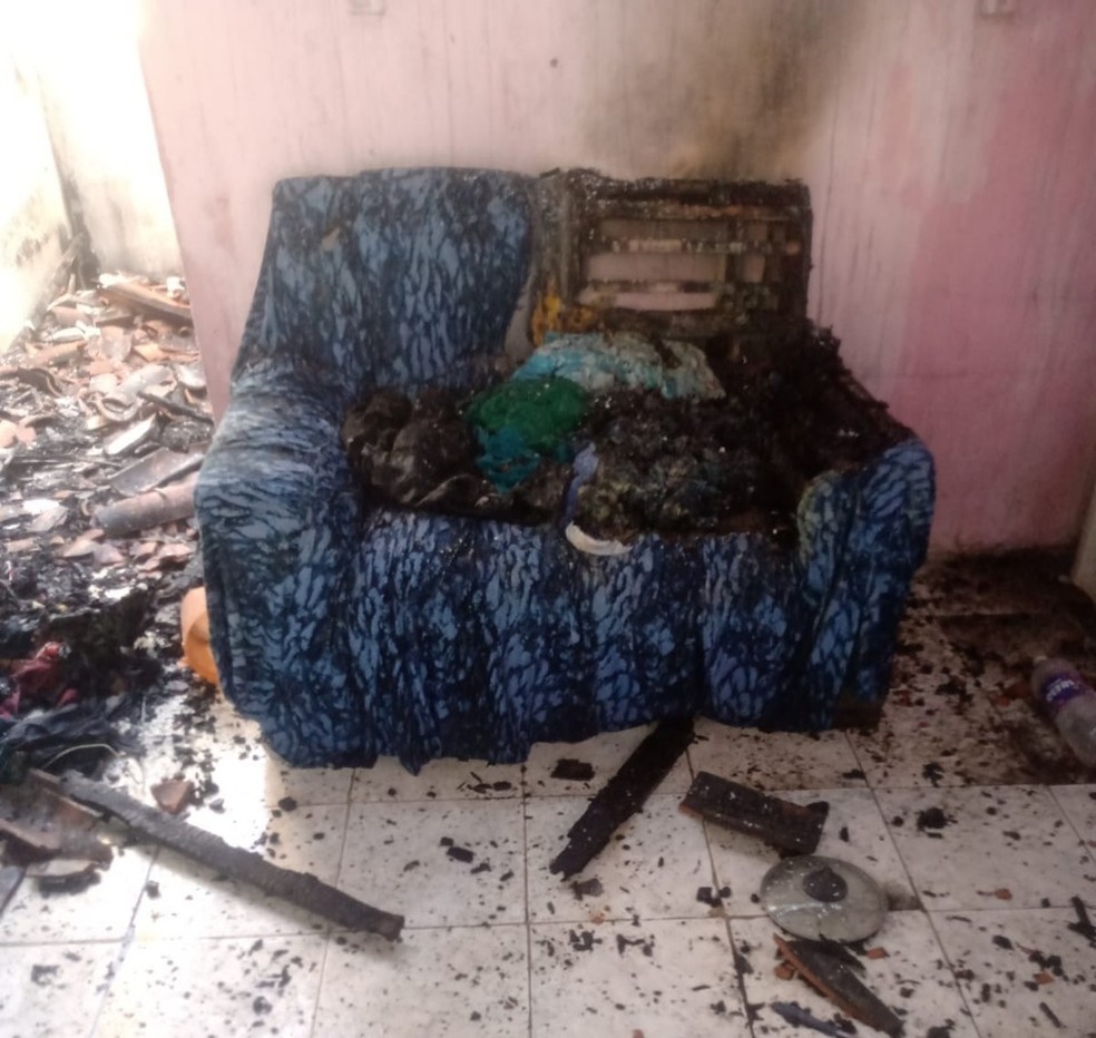 Homem botou fogo na casa da mãe — Foto: Reprodução/TV Bahia