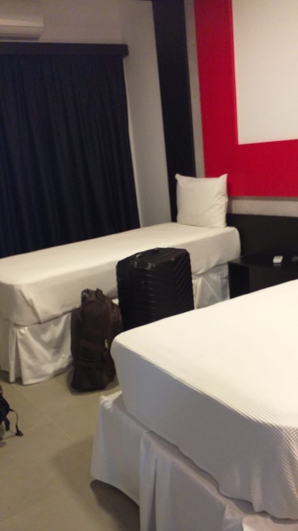 Ar condicionado mais moderno, camas individuais e televisão fazem parte dos quartos duplos — Foto: GloboEsporte.com