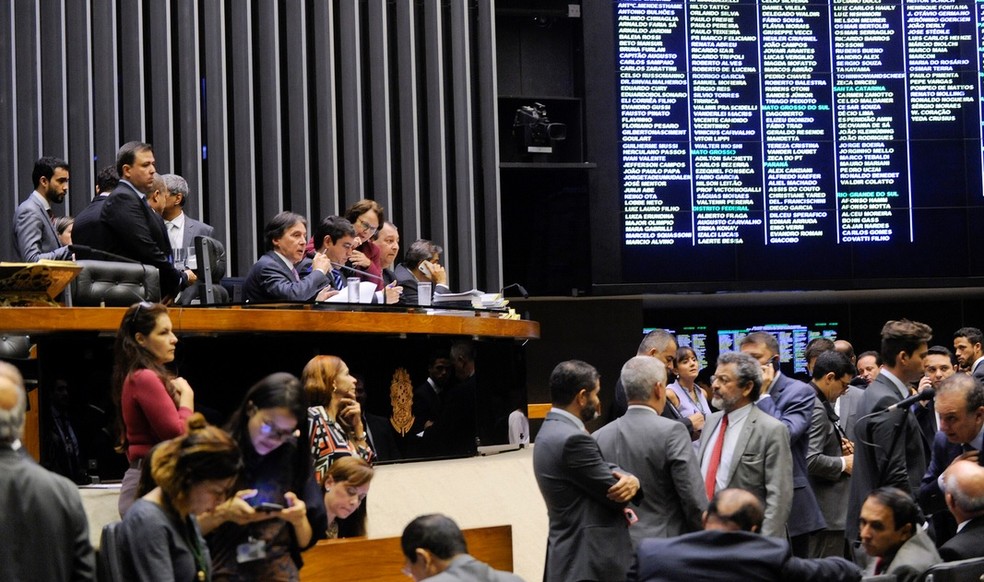 Deputados e senadores reunidos no plenário durante sessão do Congresso Nacional no dia 13 de novembro — Foto: Jonas Pereira/Agência Senado