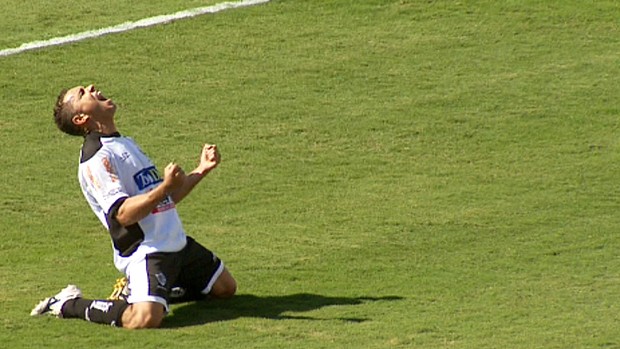 Túlio comemora gol pelo Rio Branco na final da A3 (Foto: Reprodução EPTV)