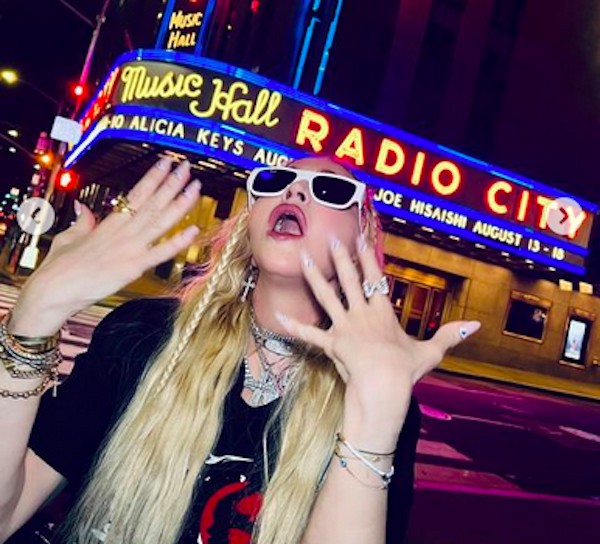 A cantora Madonna em foto durante passeio por Nova York  (Foto: Instagram)