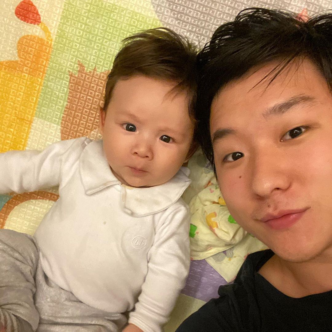 Pyong Lee e o filho, Jake (Foto: Reprodução/ Instagram)