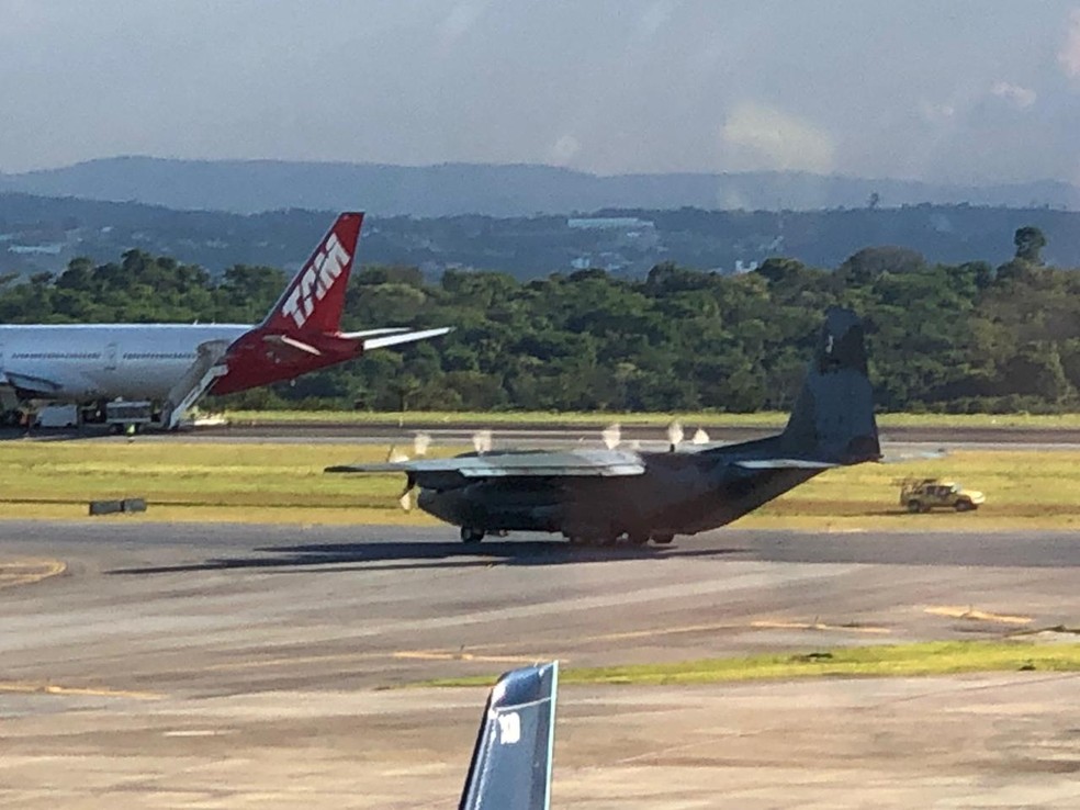 Hércules da FAB chega a Confins com parte de equipamento para liberar pista de Confins — Foto: Danilo Girundi/Globo