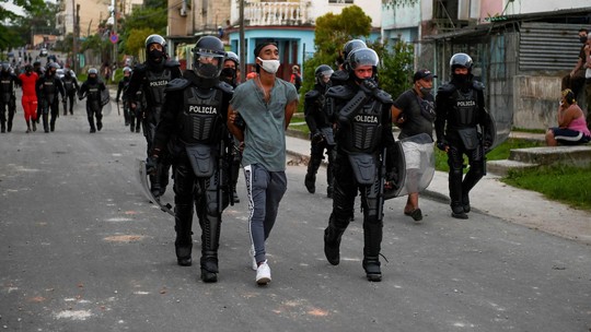 
Prisão ou exílio: um ano após protestos históricos, cubanos têm menos liberdade e mais repressão
