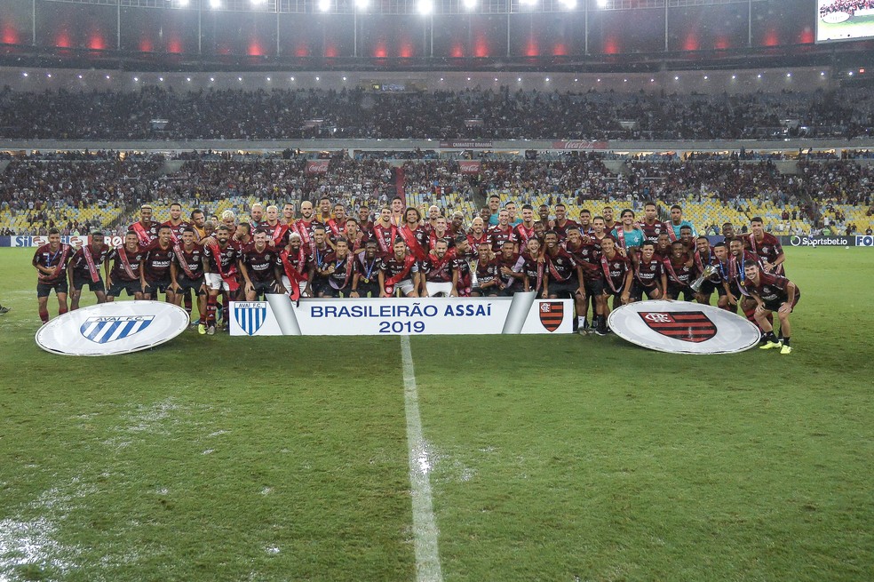 Profissionais, sub-20 e sub-17 posaram para foto — Foto: Alexandre Vidal, Marcelo Cortes e Paula Reis/Flamengo