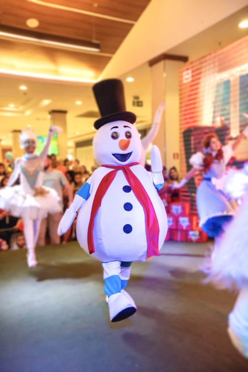 Boneco Nevado é uma das atrações do Natal do Shopping Moxuara, em Cariacica — Foto: Divulgação