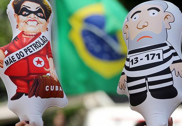 Ambulantes vendem bonecos da presidente Dilma Rousseff e do ex-presidente Luiz Inácio Lula da Silva durante protesto na Avenida Paulista (Foto: Paulo Whitaker/REUTERS)