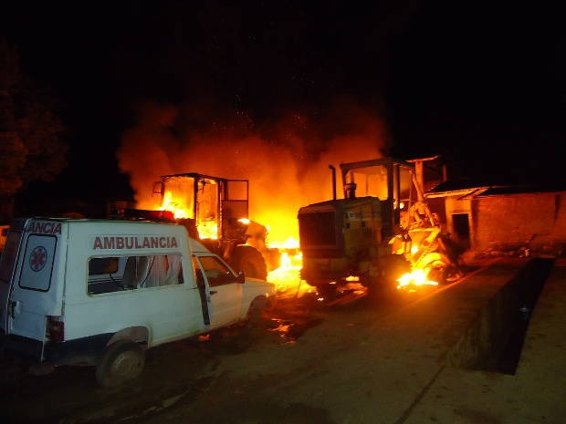 Três caminhões, um ônibus e dois tratores usados na pavimentação de ruas e estradas foram consumidos pelo fogo na madrugada deste sábado (13) em Goianésia do Pará. (Foto: Divulgação/Secretaria de Transportes de Goianésia)