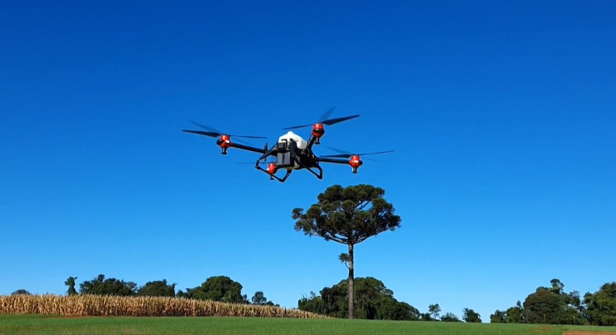Agricultores paranaenses usam drones para pulverização e fertilização das plantações
