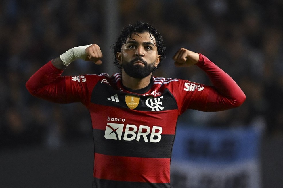 Gabigol comemora gol contra o Racing &mdash; Foto: Luis ROBAYO / AFP