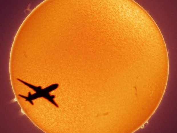 Fotógrafo registra por acidente avião cruzando o sol (Foto: Reprodução/Instagram)