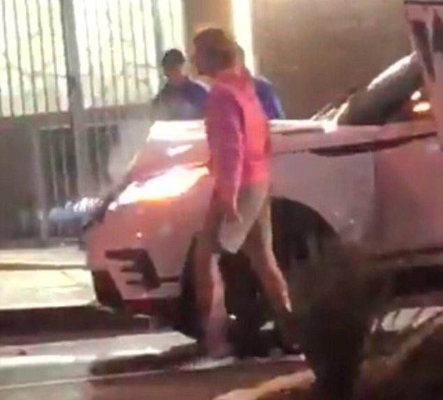 O cantor Justin Bieber saindo de seu carro após se envolver em um acidente nas ruas de Los Angeles (Foto: Twitter)