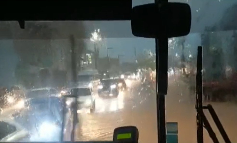 Ilhéus registra alagamentos por causa da forte chuva  — Foto: Reprodução/TV Bahia