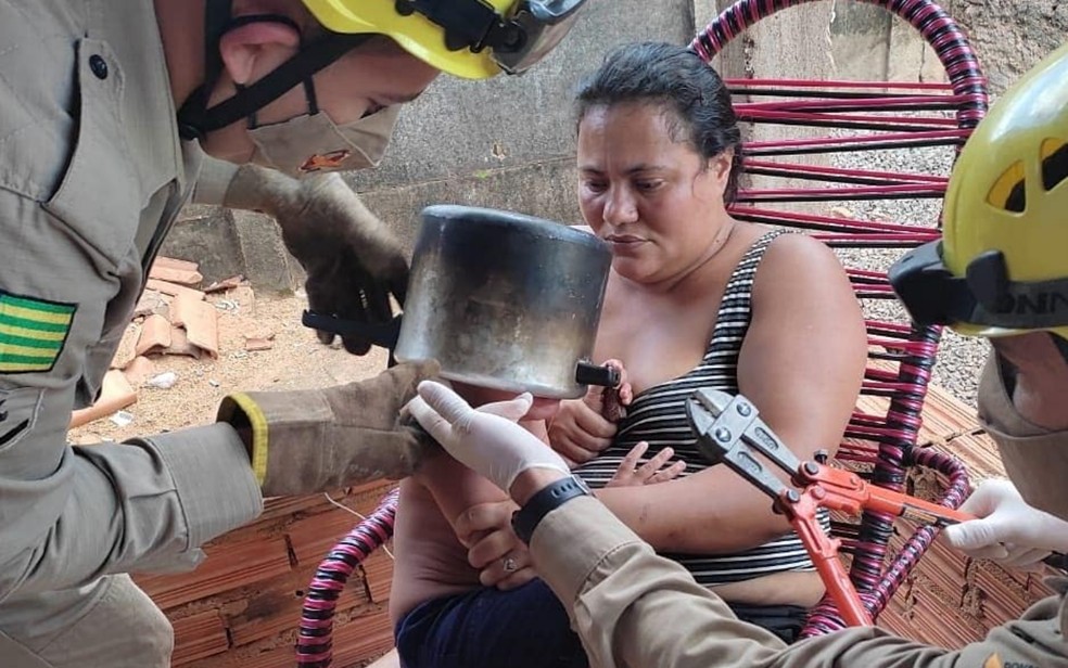 Bombeiros tentam resgatar Artur Santos, bebê que ficou com panela de pressão presa na cabeça — Foto: Reprodução/Corpo de Bombeiros