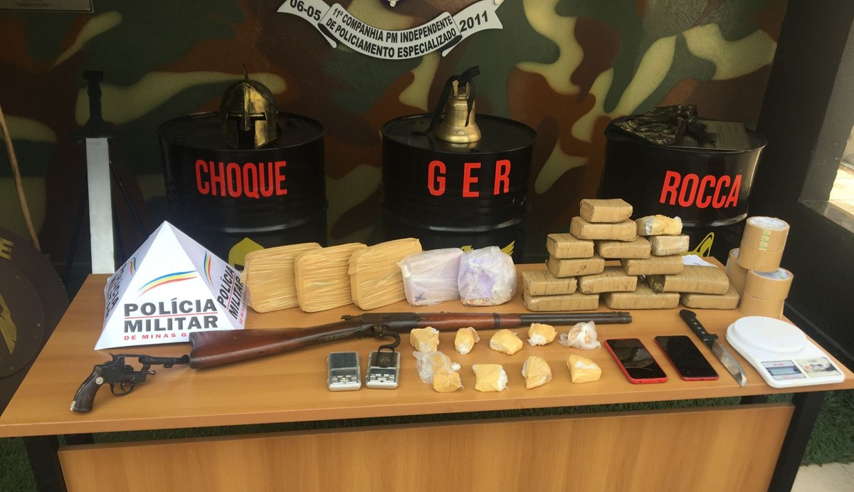 Homem com mandados de prisão em aberto é preso com drogas e armas em Montes Claros; ele forneceu dados pessoais falsos à PM
