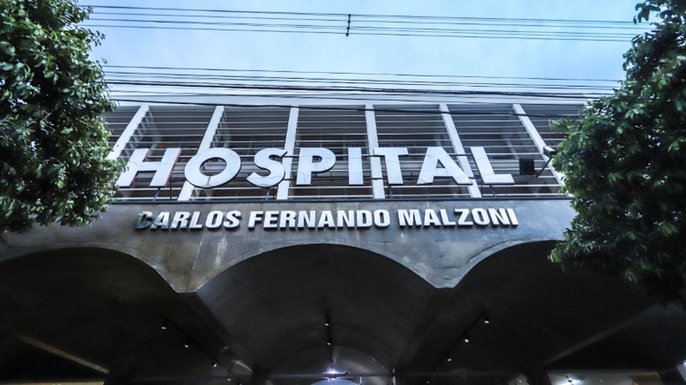 Passageira do carro foi encaminhada para o Hospital Carlos Fernando Malzoni, em Matão — Foto: Amanda Rocha