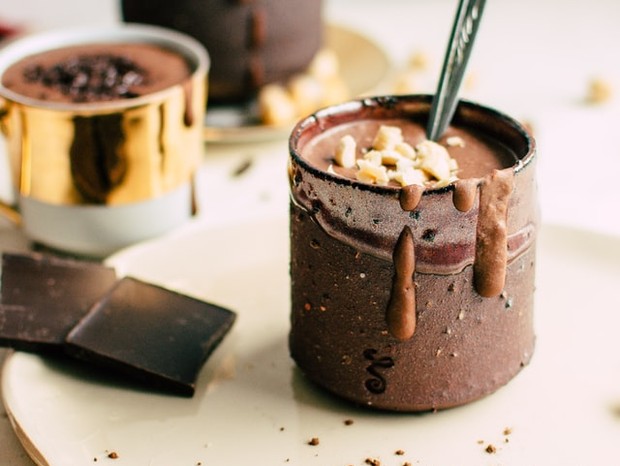 Incremente o chocolate quente com sua bebida favorita (Foto: Unsplash/  Klara Avsenik )